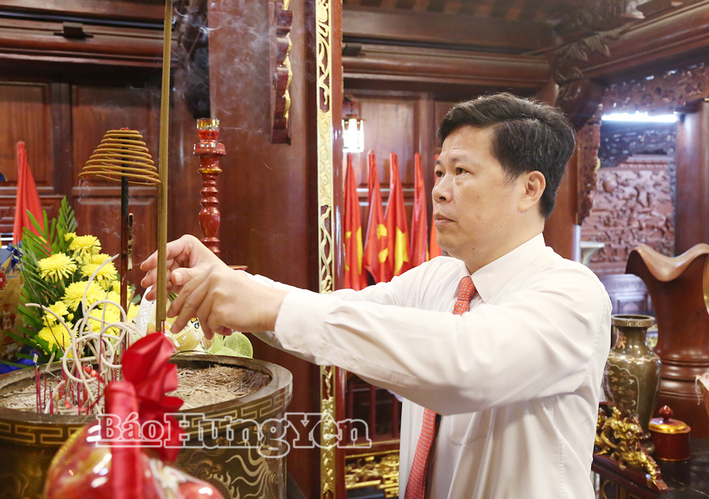 Đồng chí Trần Quốc Toản, Phó Bí thư Thường trực Tỉnh ủy, Chủ tịch Ủy ban MTTQ Việt Nam tỉnh dâng hương tưởng niệm Chủ tịch Hồ Chí Minh tại Đền thờ Bác Hồ (phường Trà Lý).