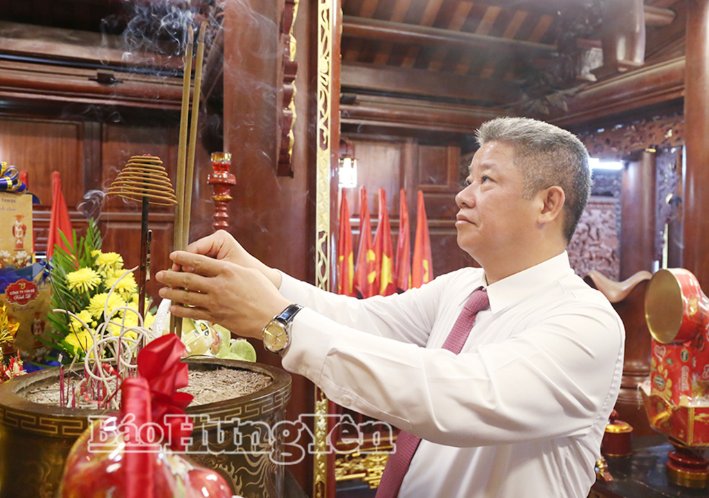 Đồng chí Nguyễn Mạnh Quyền, Phó Bí thư Tỉnh ủy, Chủ tịch UBND tỉnh dâng hương tưởng niệm Chủ tịch Hồ Chí Minh tại Đền thờ Bác Hồ (phường Trà Lý).