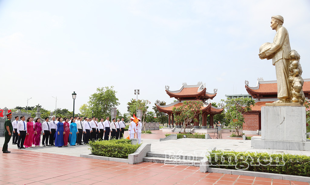 Các đồng chí lãnh đạo tỉnh dâng hoa tưởng niệm các Bà mẹ Việt Nam anh hùng tại Đền thờ Mẹ Việt Nam anh hùng (phường Trà Lý). 