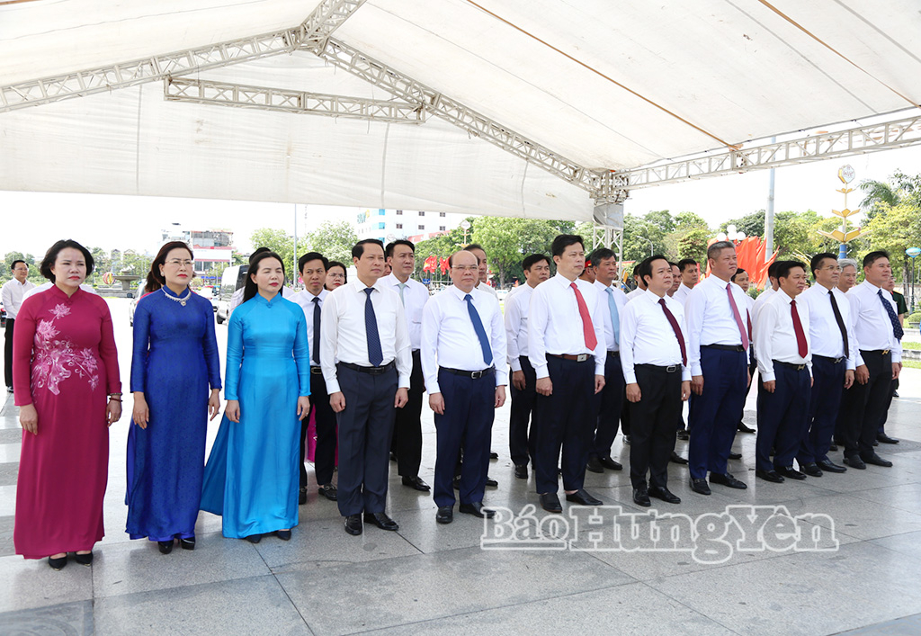 Các đồng chí lãnh đạo tỉnh dâng hoa tưởng niệm đồng chí Nguyễn Đức Cảnh tại Tượng đài đồng chí Nguyễn Đức Cảnh (phường Thái Bình).