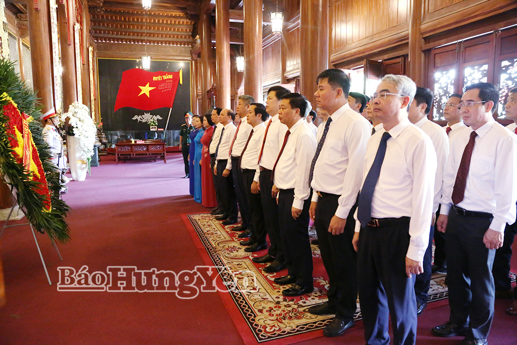 Các đồng chí lãnh đạo tỉnh dâng hương, dâng hoa viếng các anh hùng liệt sĩ tại Đền thờ Liệt sĩ tỉnh (phường Trần Hưng Đạo).