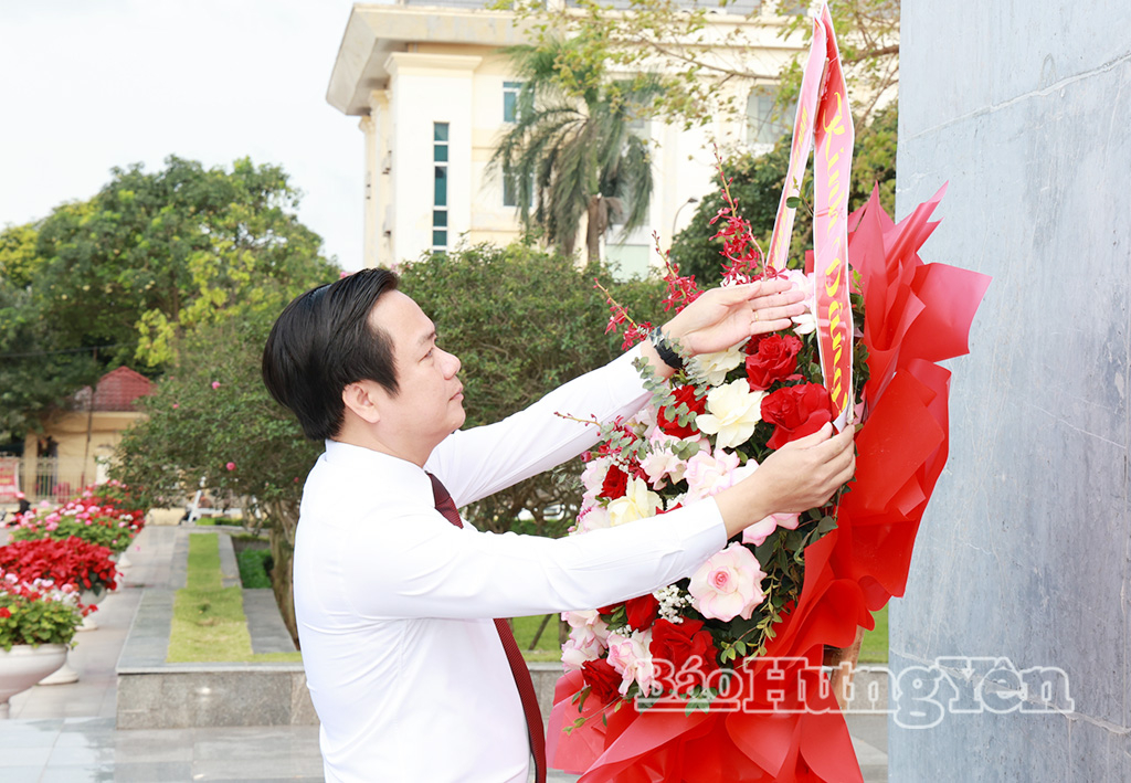 Đồng chí Phạm Quang Ngọc, Ủy viên Ban Chấp hành Trung ương Đảng, Bí thư Tỉnh ủy dâng hoa tại Tượng đài Tổng Bí thư Nguyễn Văn Linh (phường Phố Hiến).