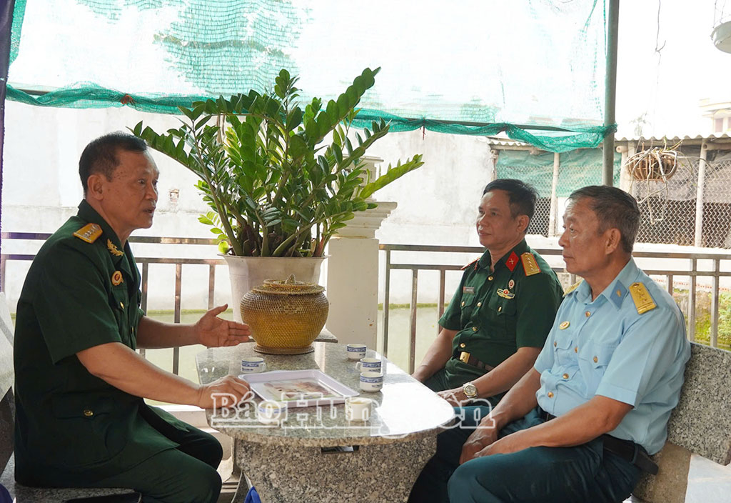 Cựu chiến binh Nguyễn Văn Sức, thôn Kiều Trai, xã Lê Quý Đôn cùng các cựu chiến binh ôn lại ký ức một thời hoa lửa.