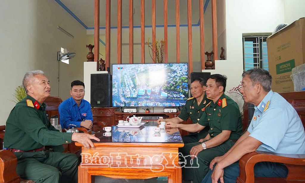 Cựu chiến binh Trần Đình Quán, thôn Kiều Trai, xã Lê Quý Đôn (người bên trái) chia sẻ về trận chiến tại Đồi Tròn - Trung Nghĩa năm 1973.