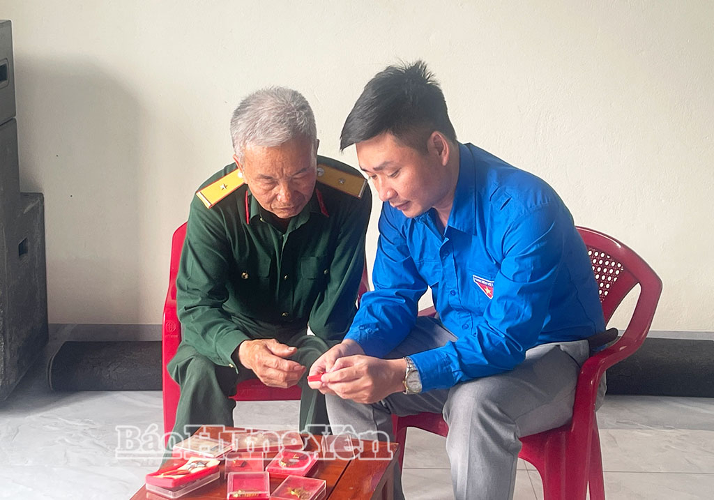 Cựu chiến binh Trần Đình Quán, thôn Kiều Trai, xã Lê Quý Đôn kể lại những năm tháng chiến đấu tại chiến trường Tây Nguyên.