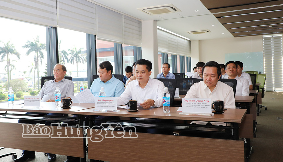 Đồng chí Phạm Quang Ngọc, Ủy viên Ban Chấp hành Trung ương Đảng, Bí thư Tỉnh ủy và các đại biểu làm việc tại Khu công nghiệp Thăng Long II.
