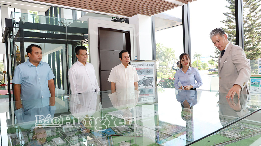 Đồng chí Phạm Quang Ngọc, Ủy viên Ban Chấp hành Trung ương Đảng, Bí thư Tỉnh ủy làm việc tại Khu công nghiệp Thăng Long II, tặng quà công nhân, người lao động