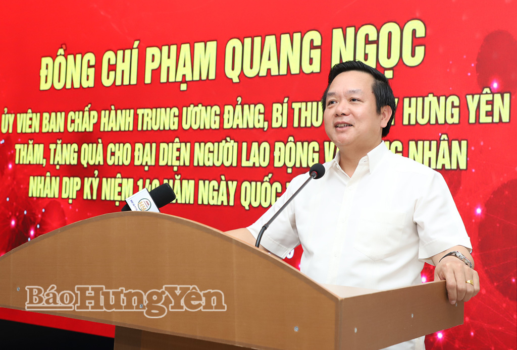 Đồng chí Phạm Quang Ngọc, Ủy viên Ban Chấp hành Trung ương Đảng, Bí thư Tỉnh ủy phát biểu động viên công nhân, người lao động Cộng ty TNHH Hoya Glass Disk Việt Nam (Khu công nghiệp Thăng Long II).