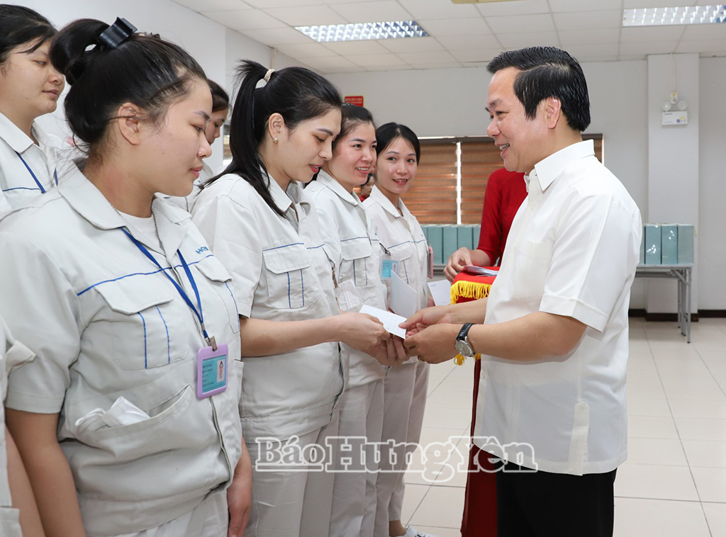 Đồng chí Phạm Quang Ngọc, Ủy viên Ban Chấp hành Trung ương Đảng, Bí thư Tỉnh ủy tặng quà công nhân, người lao động Công ty TNHH Hoya Glass Disk Việt Nam (Khu công nghiệp Thăng Long II).