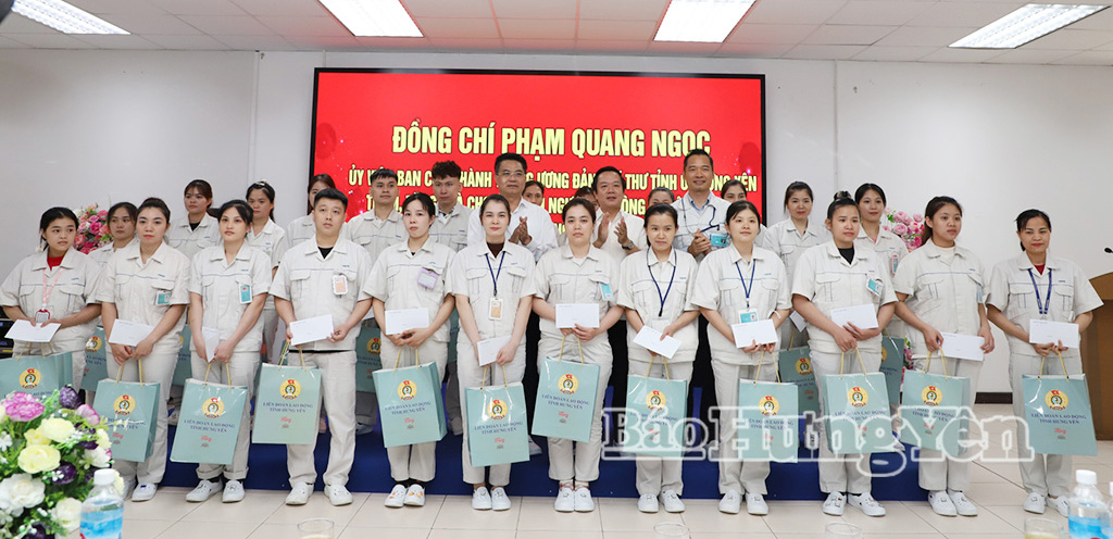 Các đồng chí: Phạm Quang Ngọc, Ủy viên Ban Chấp hành Trung ương Đảng, Bí thư Tỉnh ủy; Lê Quang Hòa, Ủy viên Ban Thường vụ Tỉnh ủy, Phó Chủ tịch UBND tỉnh tặng quà công nhân, người lao động Công ty TNHH Hoya Glass Disk Việt Nam (Khu công nghiệp Thăng Long II).