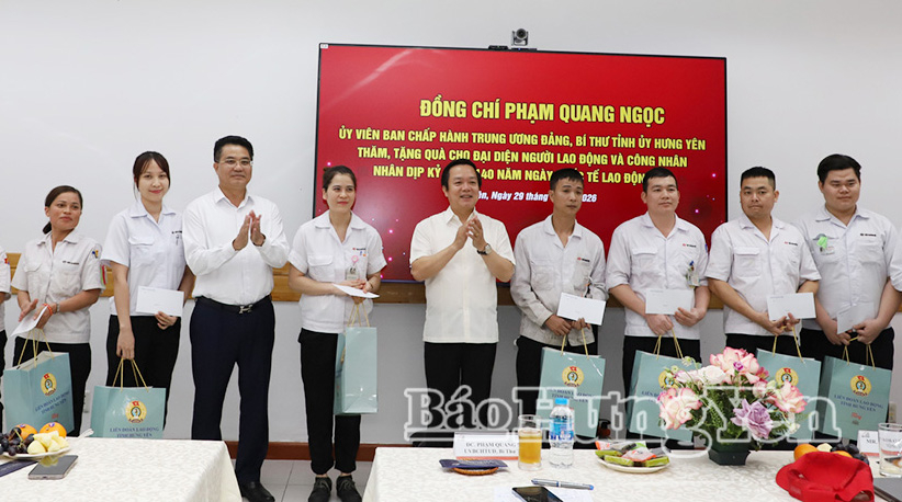 Các đồng chí: Phạm Quang Ngọc, Ủy viên Ban Chấp hành Trung ương Đảng, Bí thư Tỉnh ủy; Lê Quang Hòa, Ủy viên Ban Thường vụ Tỉnh ủy, Phó Chủ tịch UBND tỉnh tặng quà công nhân, người lao động Công ty TNHH Musashi Auto Parts Việt Nam (Khu công nghiệp Thăng Long II).