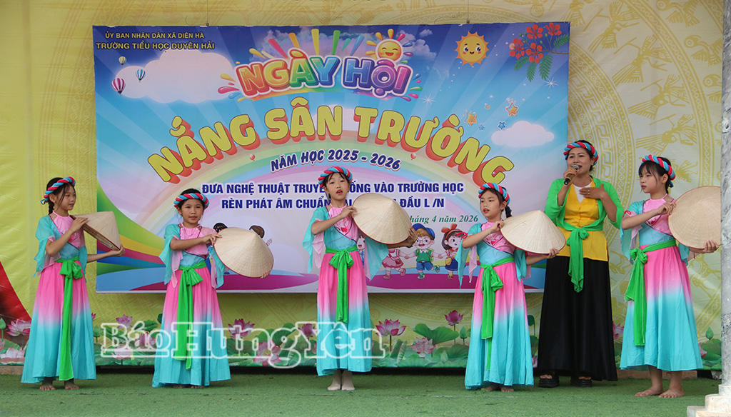 Tiết mục múa hát chèo của cô và trò câu lạc bộ chèo Trường Tiểu học Duyên Hải, xã Diên Hà.