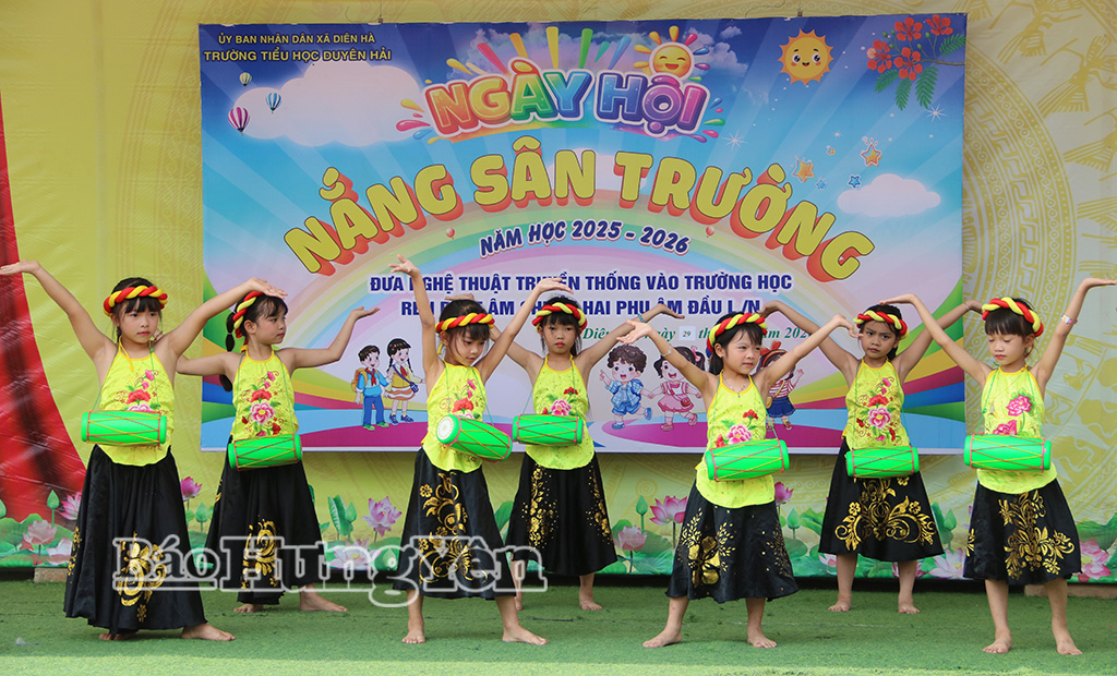 Màn múa trống cơm của học sinh Trường Tiểu học Duyên Hải, xã Diên Hà.