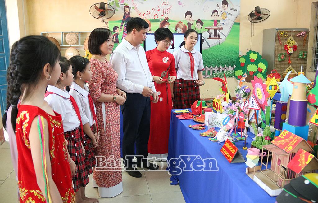 Thuyết trình sản phẩm STEM của học sinh Trường tiểu học Duyên Hải, xã Diên Hà.