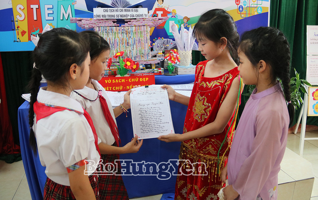 Trưng bày vở sạch chữ đẹp tại ngày hội 