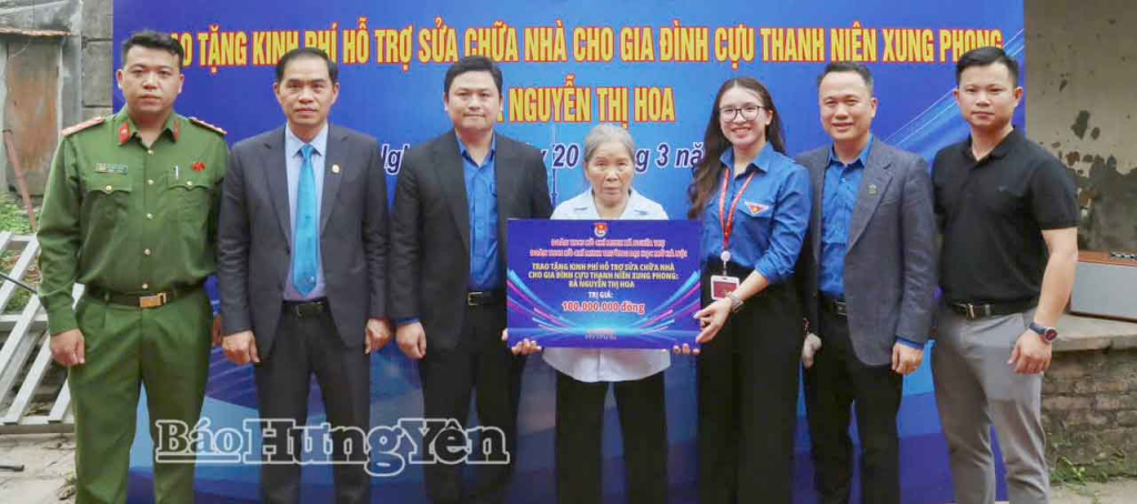 Đoàn Thanh niên xã Nghĩa Trụ và các đơn vị trao kinh phí hỗ trợ sửa nhà tặng cựu thanh niên xung phong.