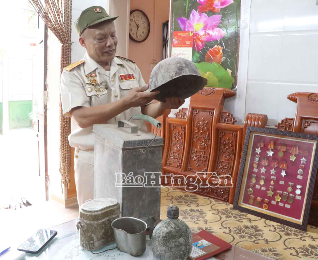 Cựu chiến binh Phạm Thành Tâm với những kỷ vật thời chiến.