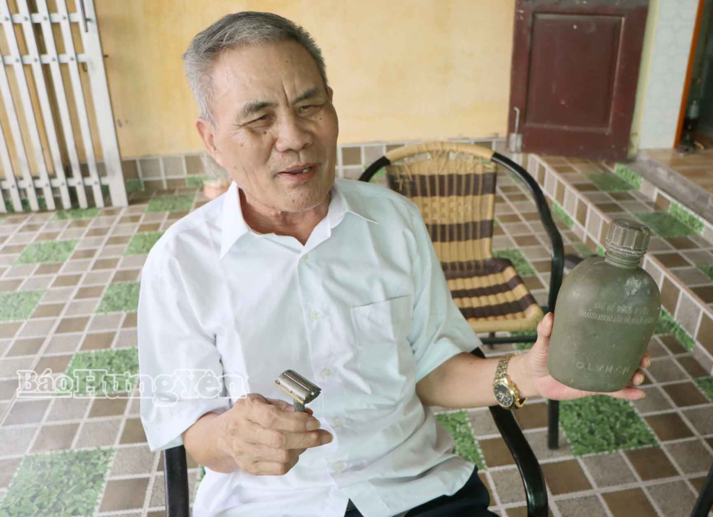 Cựu chiến binh Phạm Thanh Tâm luôn lưu giữ những kỷ vật thời chiếncủa mình.