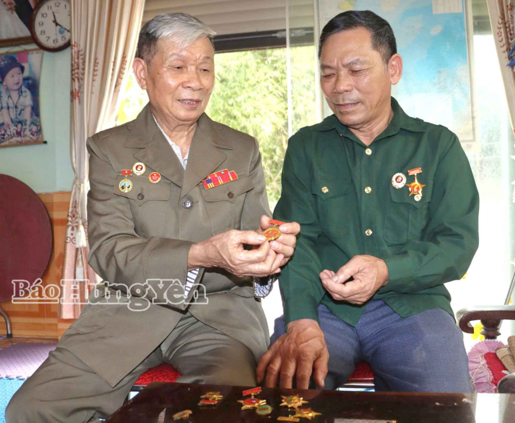 CCB, Đại úy Đặng Đình Viên, xã Nam Tiên Hưng kể cho CCB Nguyễn Văn Quyến nghe về những trận đánh không quên gắn với những kỷ vật quan trọng đời lính.