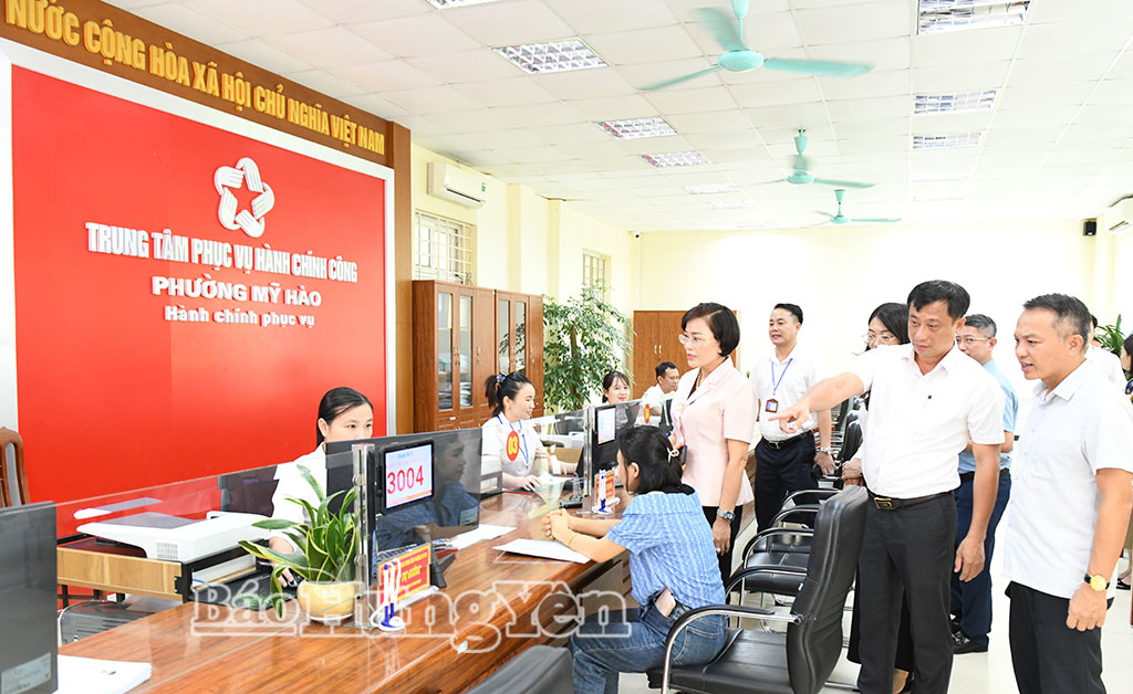 Lãnh đạo phường Mỹ Hào kiểm tra hoạt động của Trung tâm Phục vụ hành chính công phường.