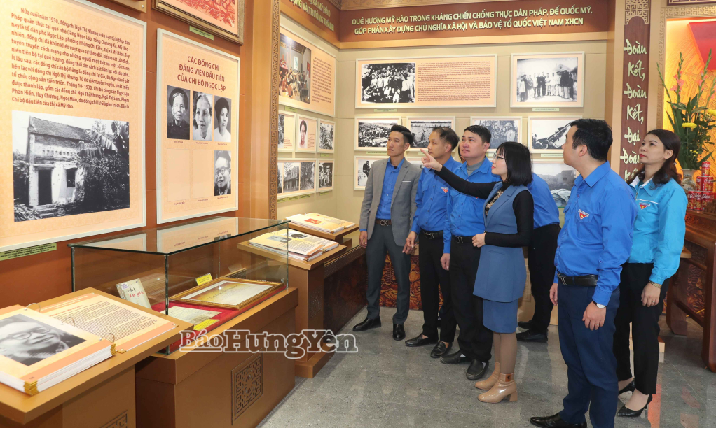 Đoàn viên, thanh niên tham quan nơi thành lập Chi bộ Ngọc Lập (phường Đường Hào).
