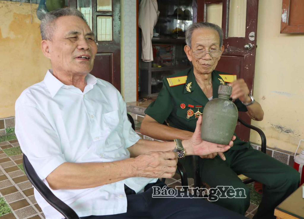 Cựu chiến binh Phạm Thanh Tâm (áo trắng) vẫn lưu giữ những kỷ vật thời chiến của mình.