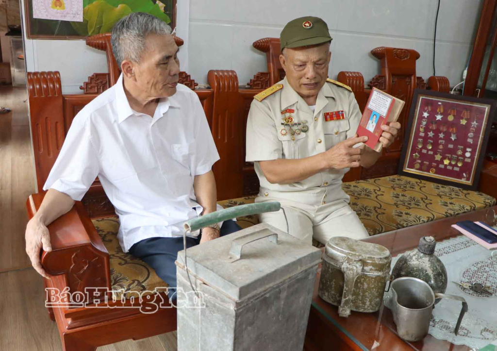 Cựu chiến binh Phạm Thành Tâm lưu giữ những kỷ vật thời chiến và tập thơ Nam Tiến do chính ông sáng tác.