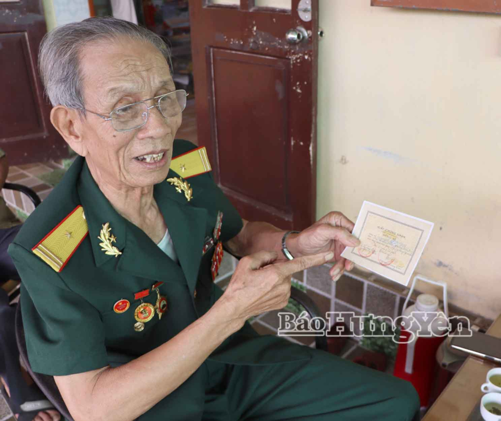 Cựu chiến binh Nguyễn Lê Nơi tự hào giới thiệu về những chiến tích ghi dấu một thời chiến đấu.