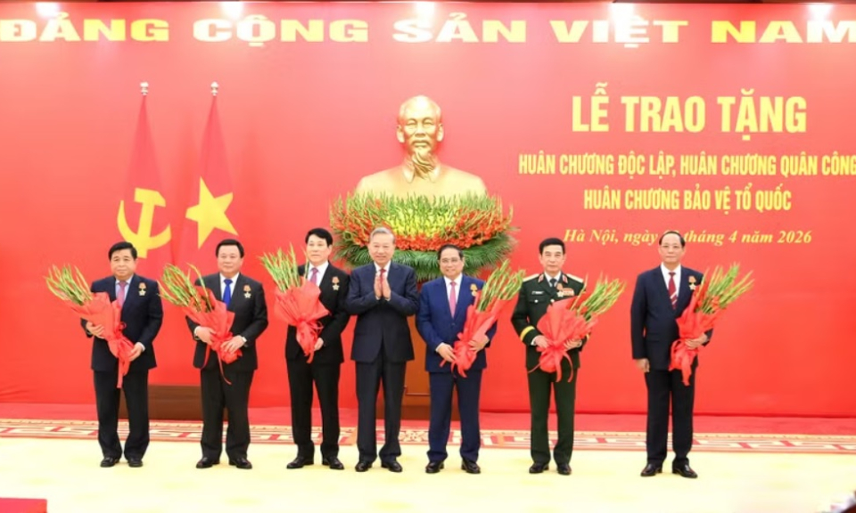 Trao huân chương cao quý tặng các đồng chí lãnh đạo Đảng, Nhà nước, cán bộ cấp cao