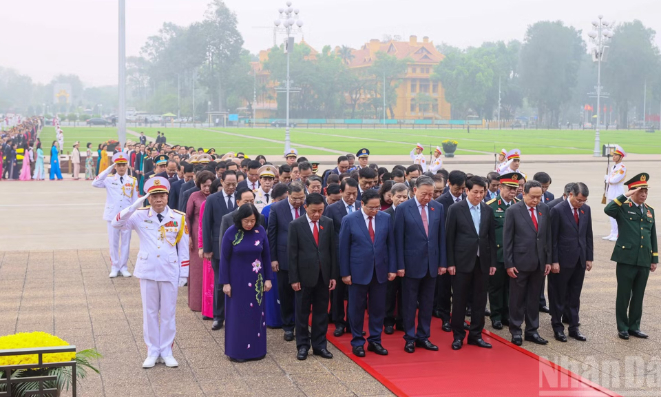  Các đại biểu Quốc hội vào Lăng, viếng Chủ tịch Hồ Chí Minh