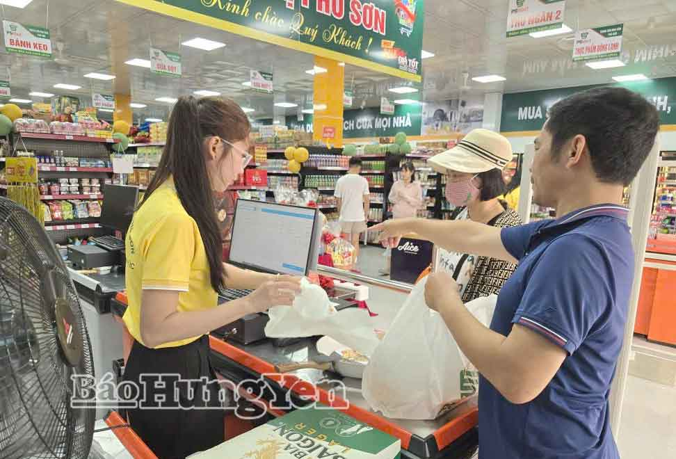 Hoạt động mua bán tại Siêu thị Phú Sơn Mart, xã Hưng Hà diễn ra nhộn nhịp.