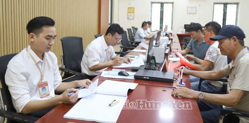 Trung tâm Phục vụ hành chính công xã Long Hưng tiếp nhận hồ sơ giải quyết thủ tục hành chính cho người dân.