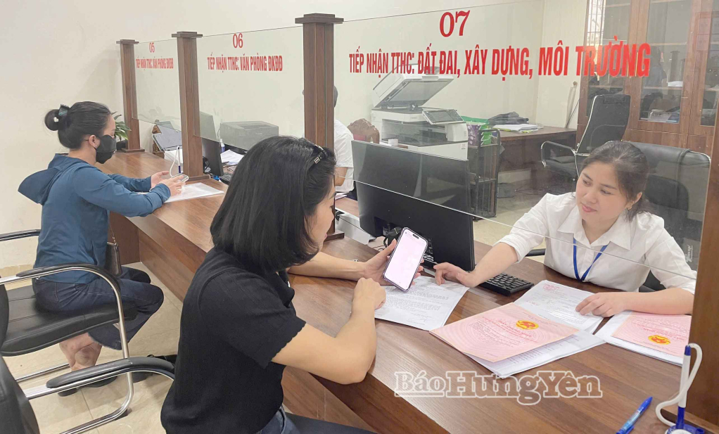 Công chức xã Như Quỳnh hướng dẫn, hỗ trợ người dân truy cậpCổng dịch vụ công quốc gia thực hiện TTHC trực tuyến trên điện thoại.