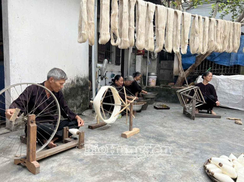 Thành viên HTX Lụa đũi Nam Cao, xã Lê Lợi kéo sợi, đánh ống - một trong những bước sản xuất lụa đũi tơ tằm thủ công.