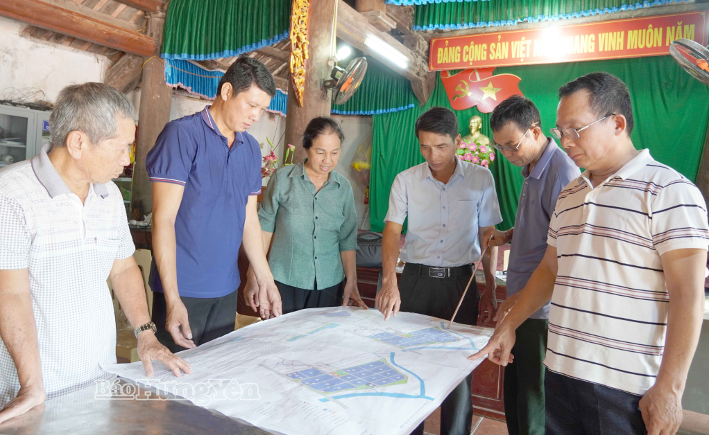Người dân thôn Tri Chỉ Nam (xã Đông Thụy Anh) tìm hiểu bản đồ quy hoạch khu công nghiệp VSIP.