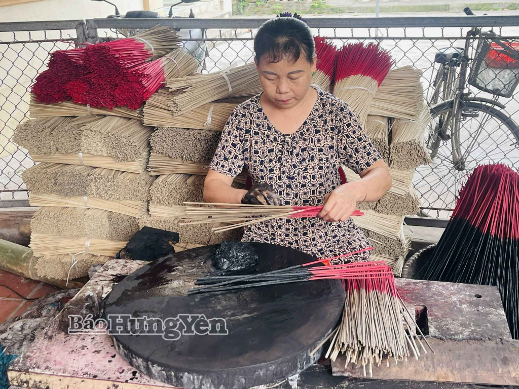 Người dân làng nghề hương Văn Quan, xã Diên Hà miệt mài vớicông việc.