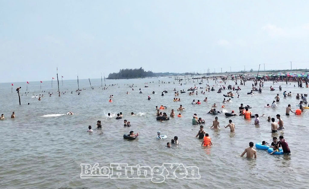 Rất đông du khách đến tắm ở bãi biển Cồn Vành.