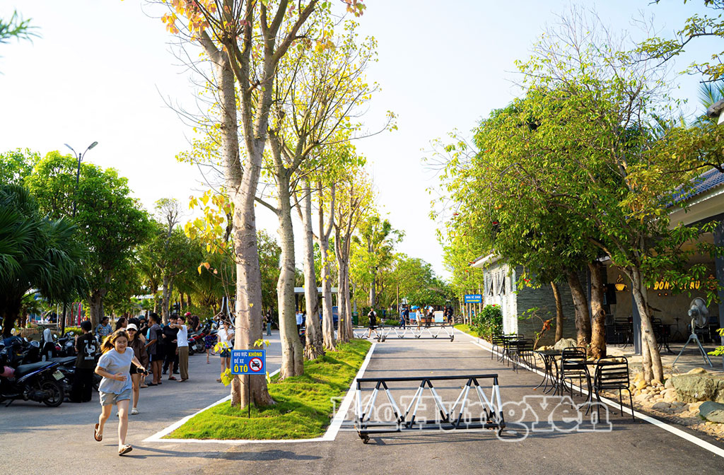 Du khách đến khu Resort New Đồng Châu vui chơi, nghỉ dưỡng.