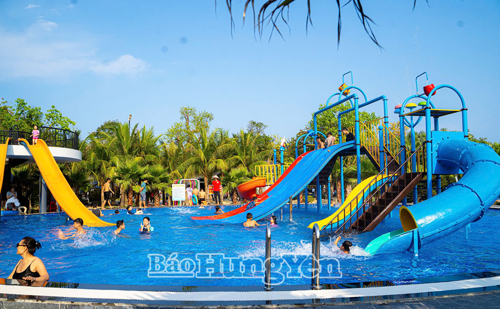 Tại khu Resort New Đồng Châu xây dựng nhiều bể tắm, khu vui chơi để phục vụ du khách.