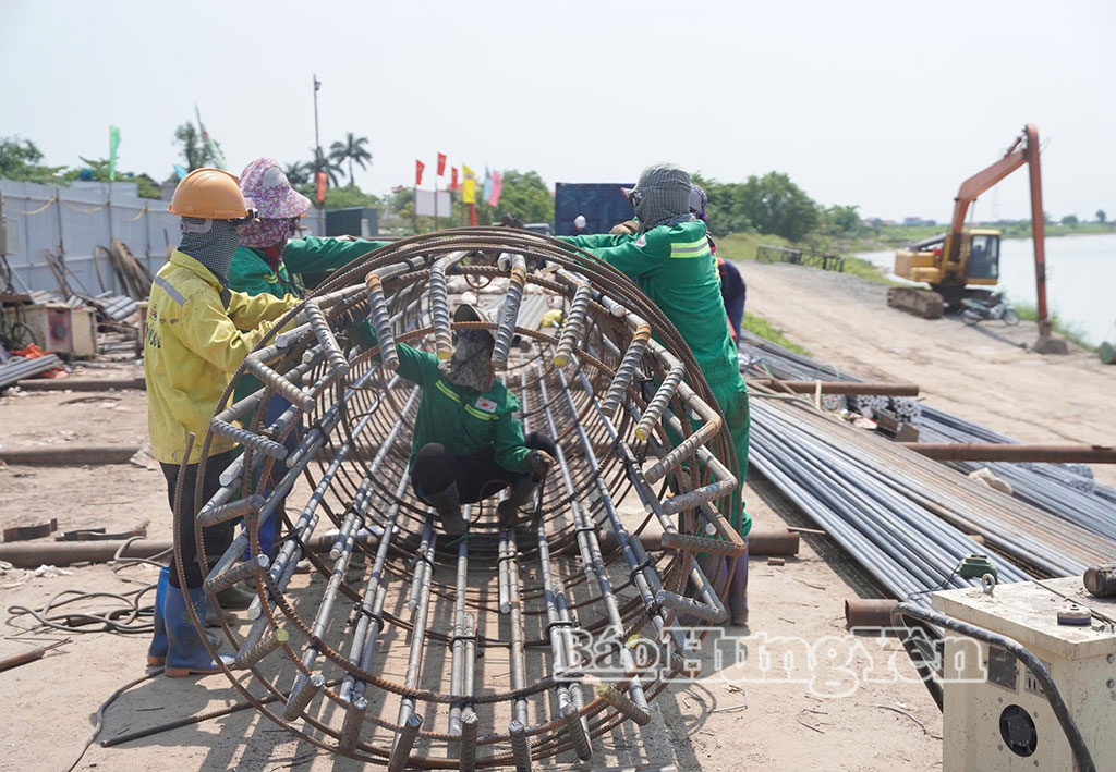 Công nhân thi công cấu kiện đúc sẵn hạng mục cầu vượt sông Trà Lý, thuộc dự án tuyến đường từ phường Thái Bình đi xã Hưng Hà.