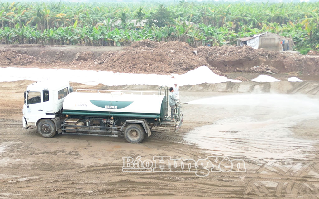 Thi công nền tuyến đường kết nối di sản văn hóa du lịch và phát triển kinh tế dọc sông Hồng.