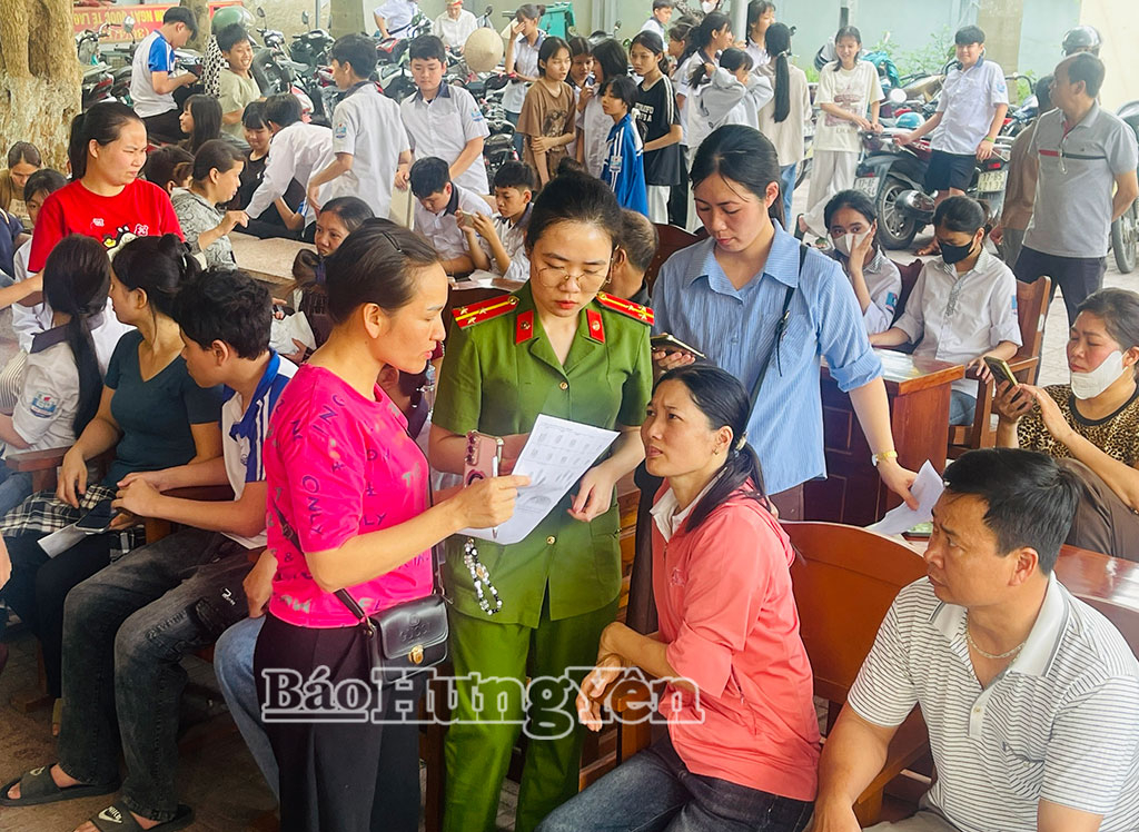 Lực lượng Công an xã Hưng Hà nhiệt tình hướng dẫn thủ tục câp căn cước cho trẻ em.