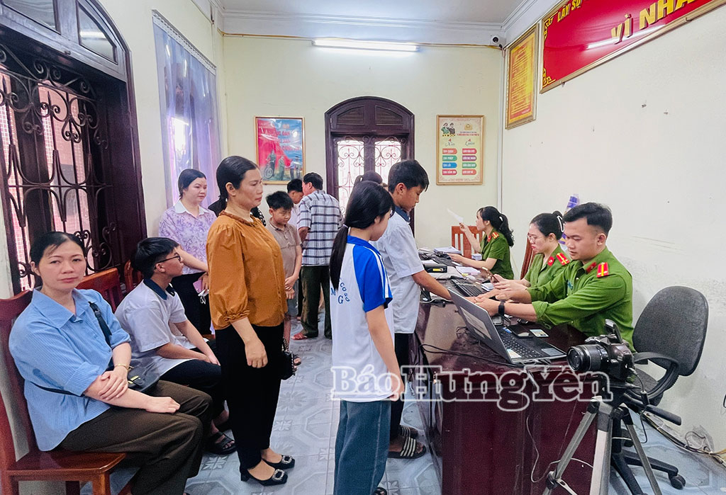 Mặc dù là ngày nghỉ lễ nhưng số lượng học sinh đến làm thủ tục cấp căn cước và định danh điện tử mức độ 2 rất đông.