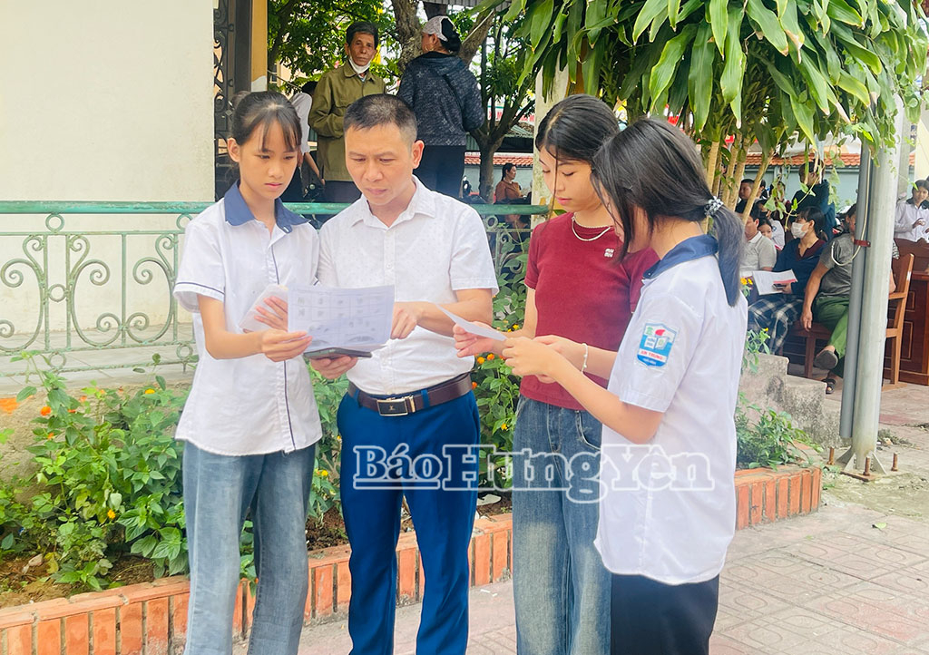 Các thầy cô giáo nhiệt tình hướng dẫn thủ tục cho các em.