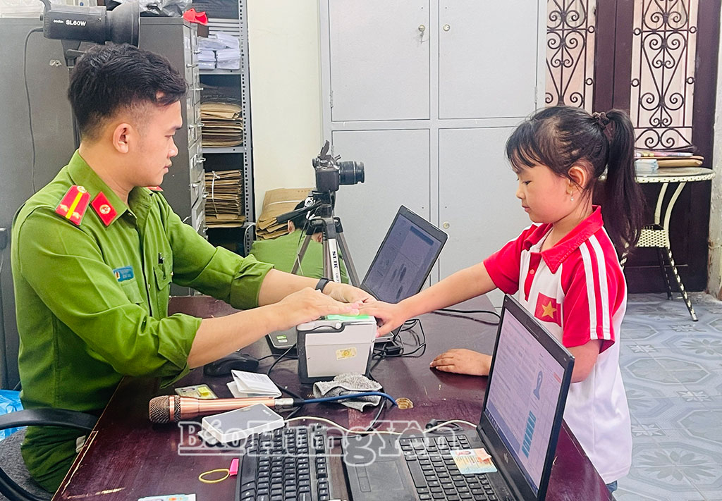 Lực lượng Công an xã Hưng Hà khẩn trương triển khai thực hiện các thủ tục cấp căn cước nhanh gọn.