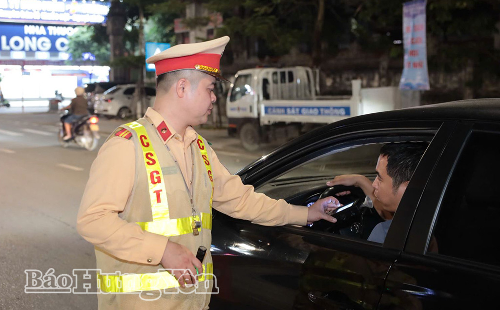 Tuần tra, xử lý vi phạm nồng độ cồn tại đường Nguyễn Văn Linh, phường Phố Hiến.