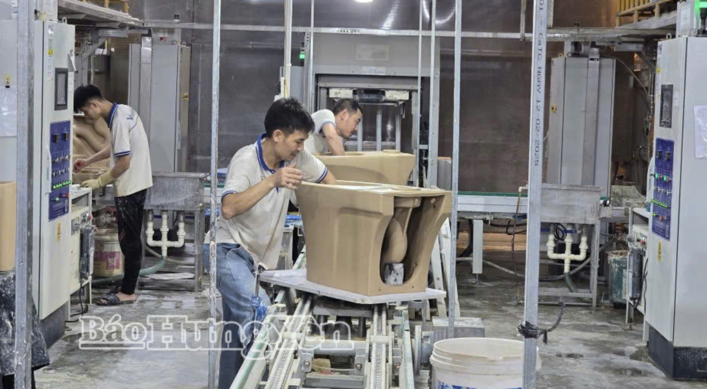 Công nhân Công ty Cổ phần Gốm sứ Long Hầu tập trung sản xuất cho những đơn hàng xuất khẩu.