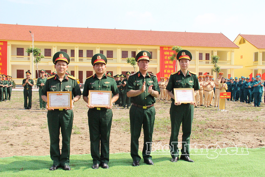 Các tập thể, cá nhân thuộc Quân khu 3 đạt nhiều thành tích trong công tác ATVSLĐ năm 2025 được khen thưởng.