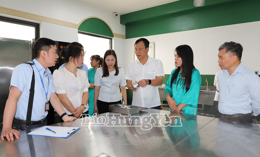 Đoàn kiểm tra việc thực hành ATTP tại một cơ cở giáo dục mầm non trên địa bàn phường Phố Hiến.