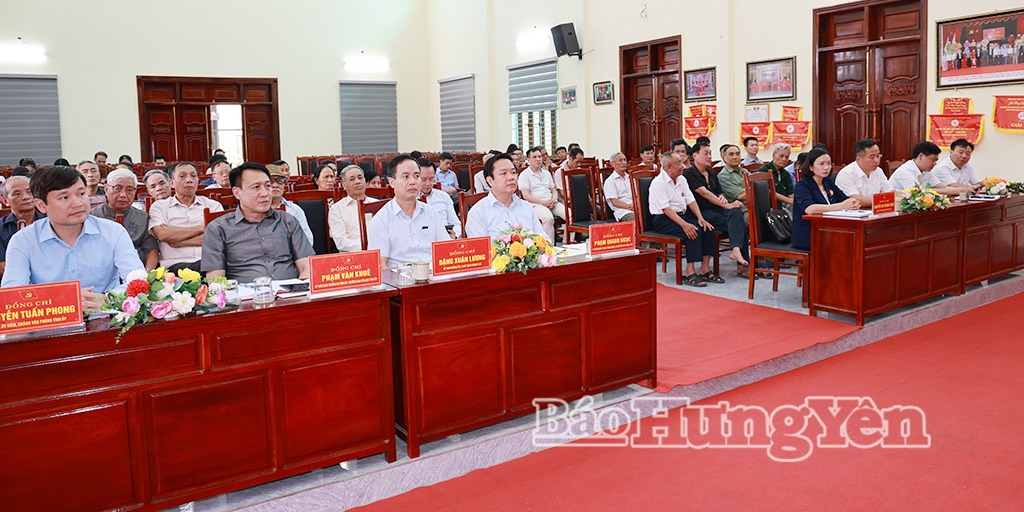 Đồng chí Phạm Quang Ngọc, Ủy viên Ban Chấp hành Trung ương Đảng, Bí thư Tỉnh ủy và các đại biểu dự sinh hoạt Chi bộ thôn Ốc Nhiêu, xã Hoàn Long.